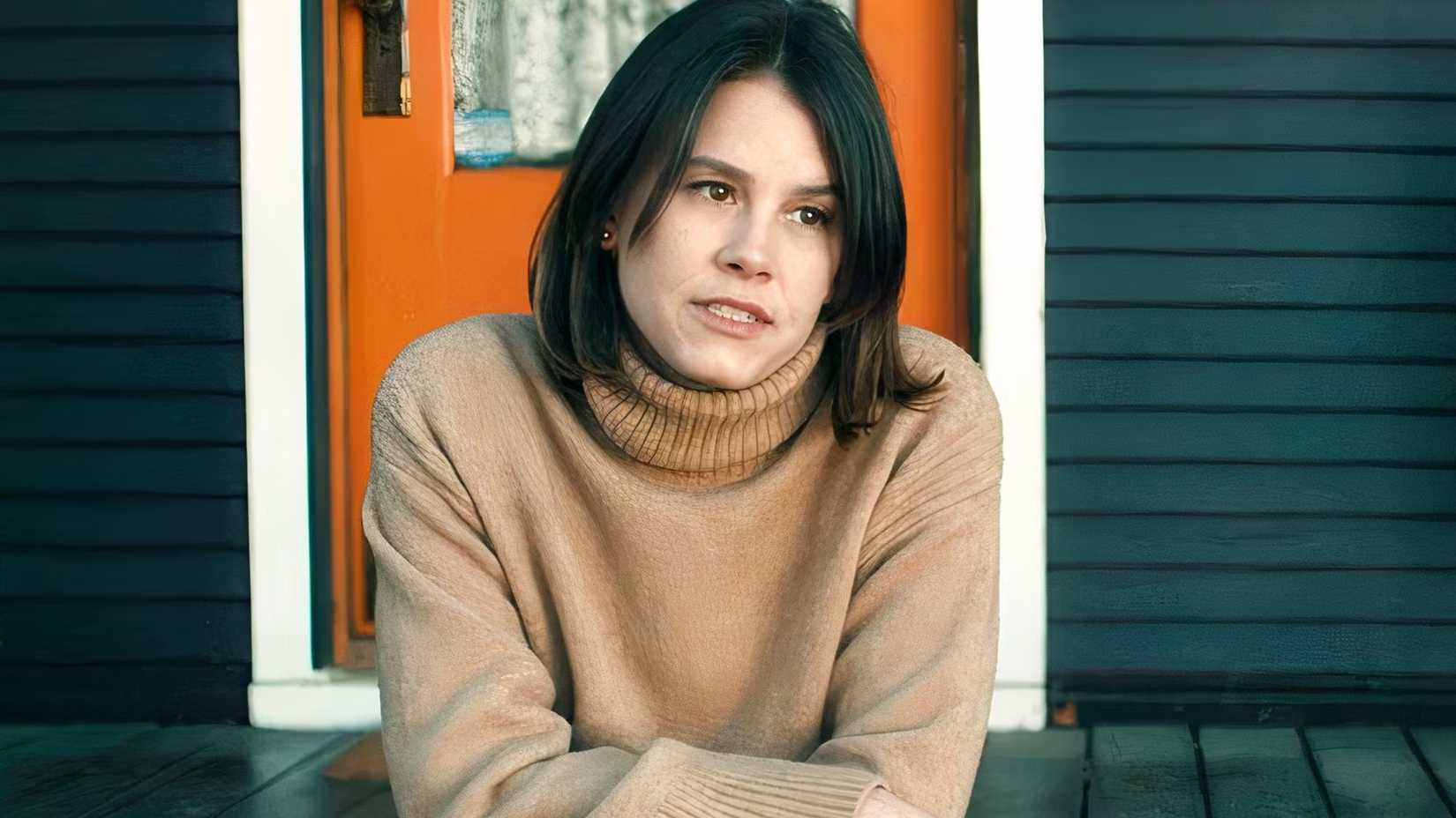 Sosie Bacon fumando em Scarpetta