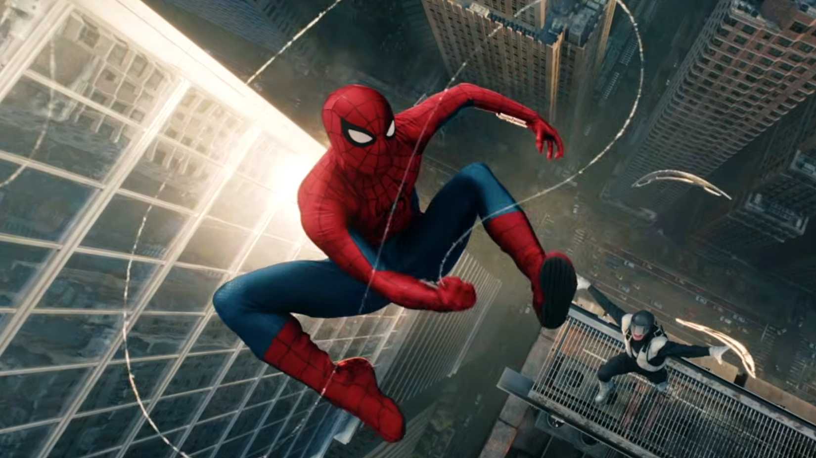 Homem-Aranha se balançando enquanto o Arremessador lança bumerangues contra ele em Homem-Aranha: Novo Dia