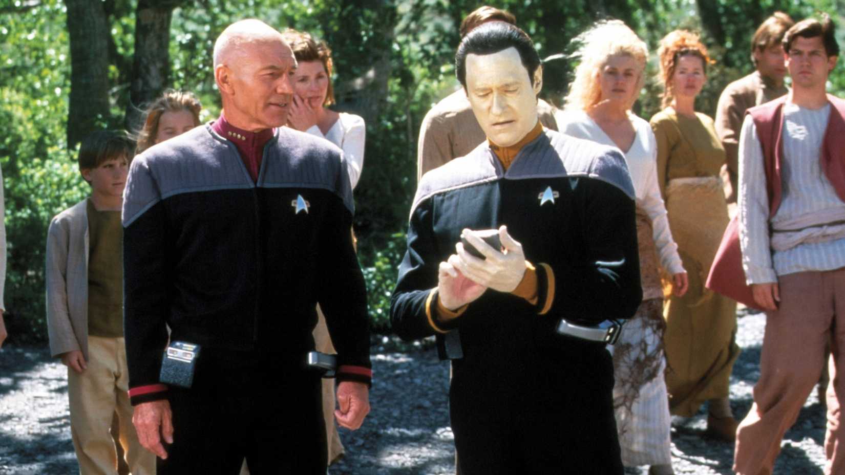 Data e Picard conversam em Star Trek: Insurrection