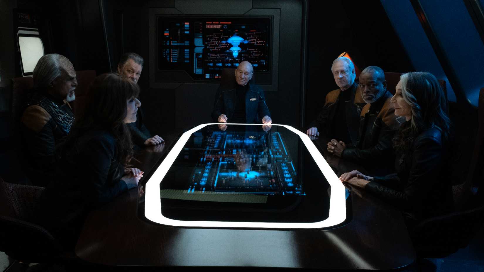 Star Trek: Picard e elenco de The Next Generation em uma sala de comando.
