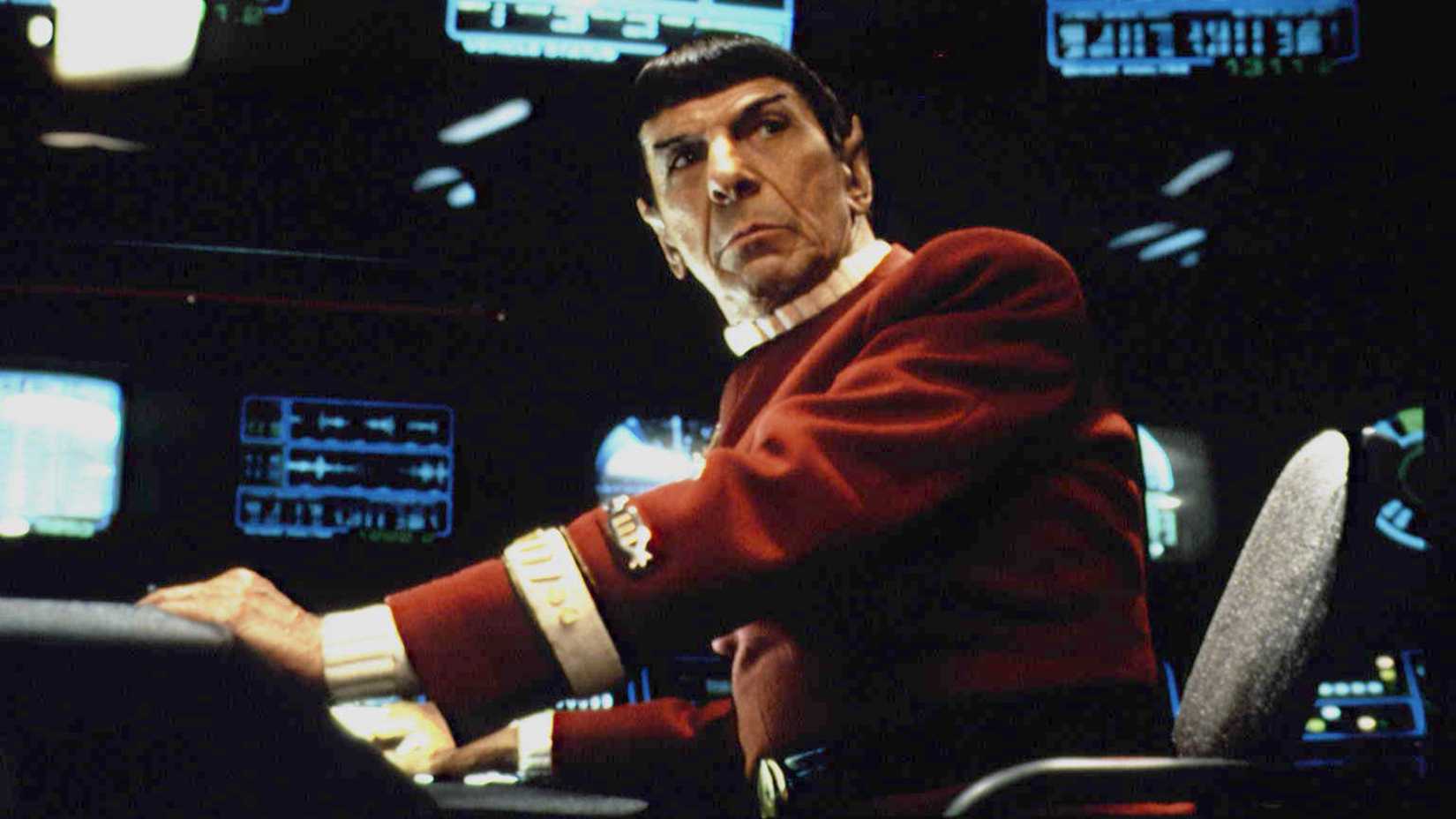 Spock senta em um console em Star Trek VI: The Undiscovered Country