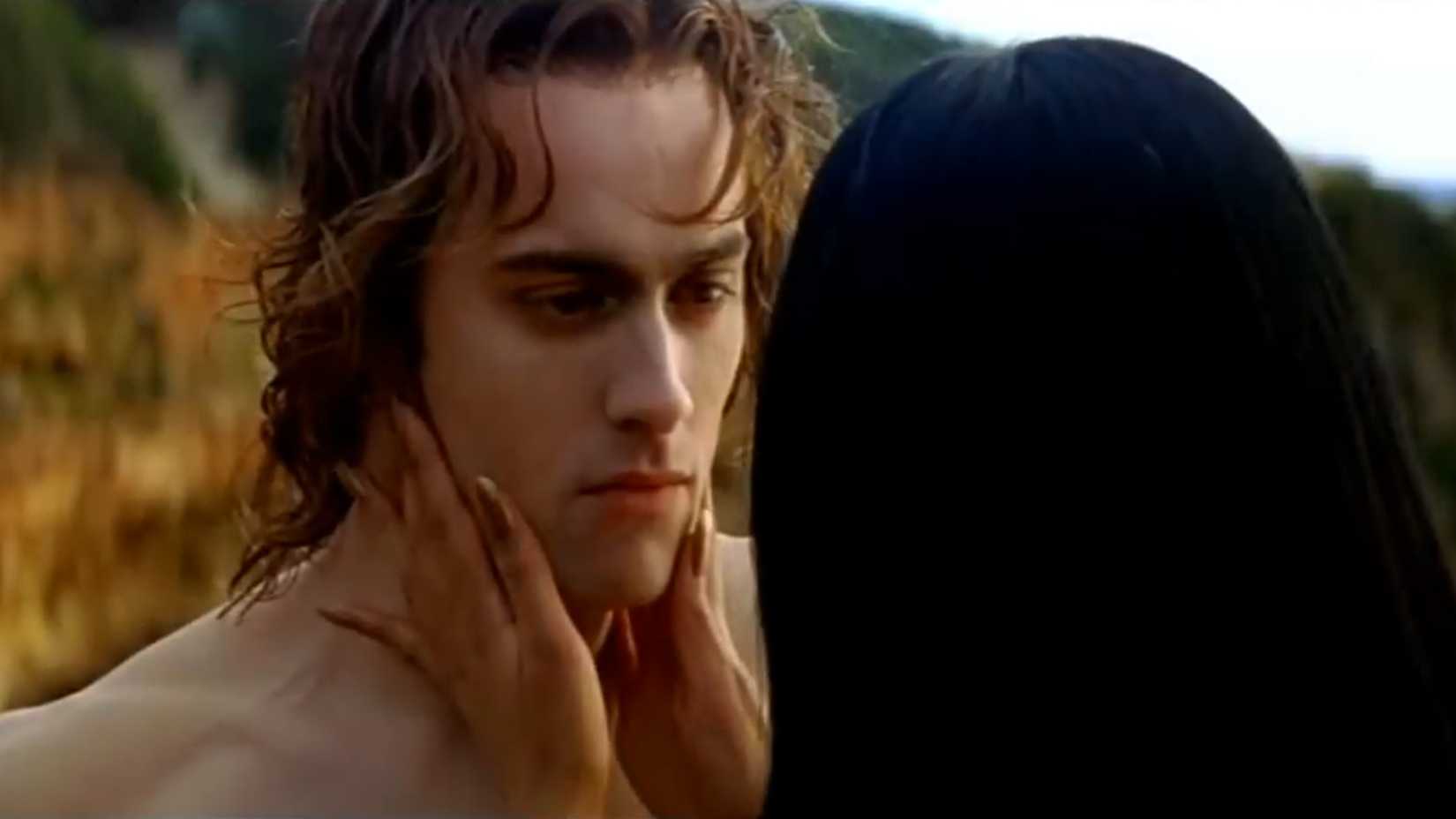Stuart Townsend como Lestat olhando para uma mulher misteriosa em Queen of the Damned