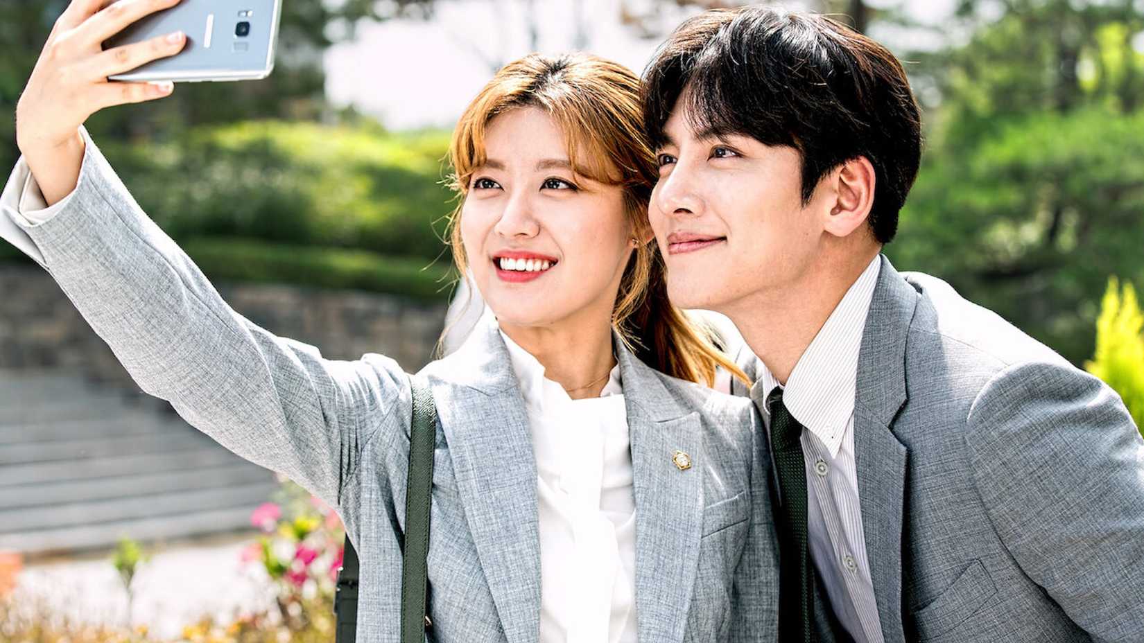 Noh Ji-wook (Ji Chang-wook) and Eun Bong-hee (Nam Ji-hyun) in Suspicious Partner.