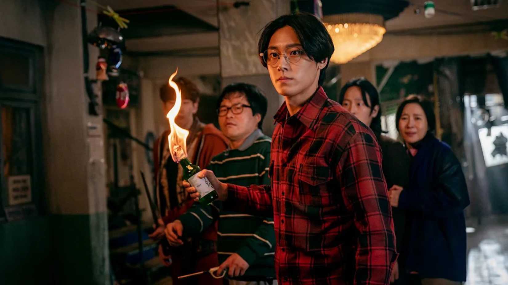 Um grupo de sobreviventes no K-drama de zumbis da Netflix Sweet Home.