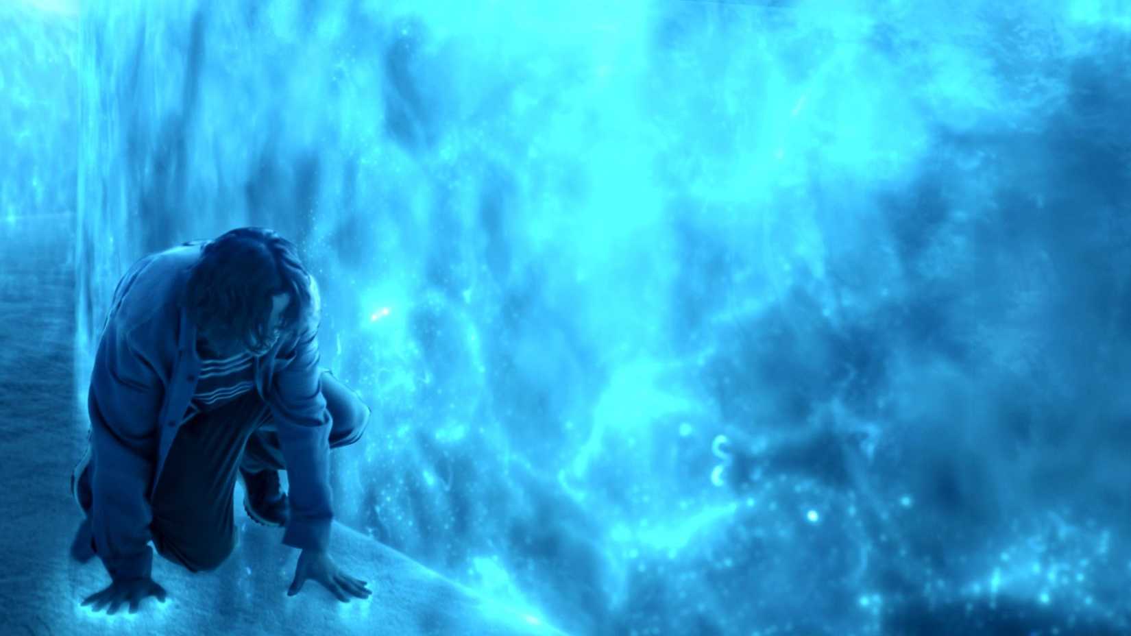 Alguém ajoelhado perto de uma esfera azul brilhante em Invasion.