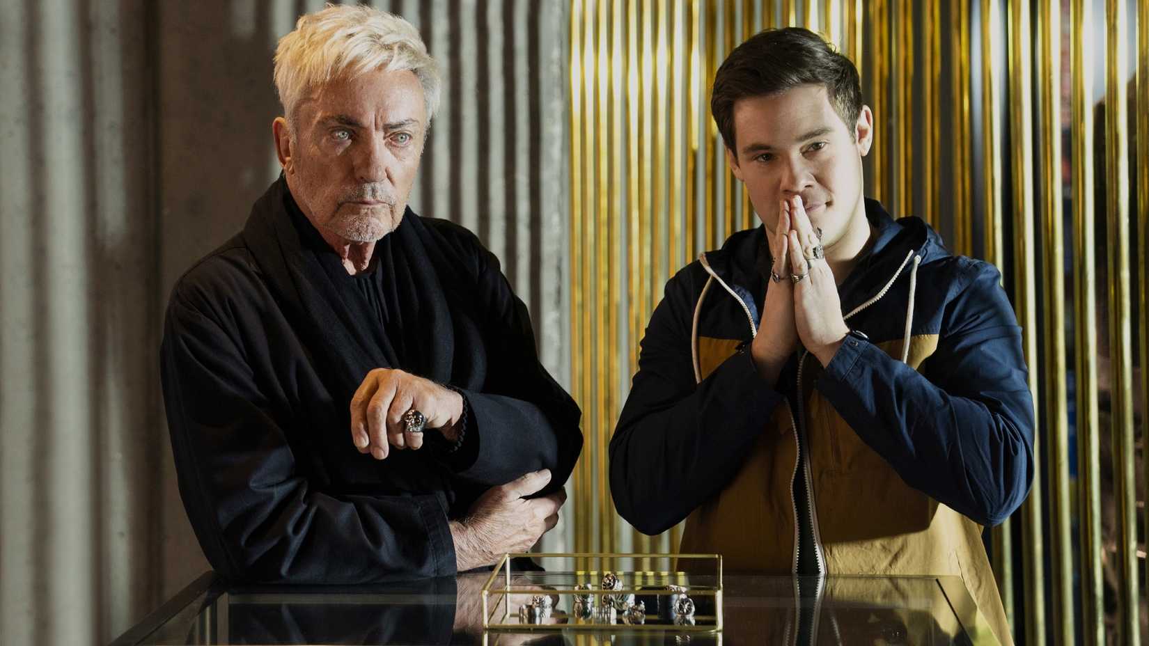 Udo Kier e Adam Devine em Pitch Perfect: Bumper in Berlin