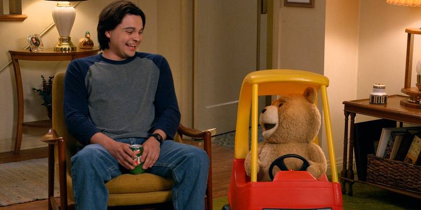 Ted e John sentados na sala na 2ª temporada de Ted