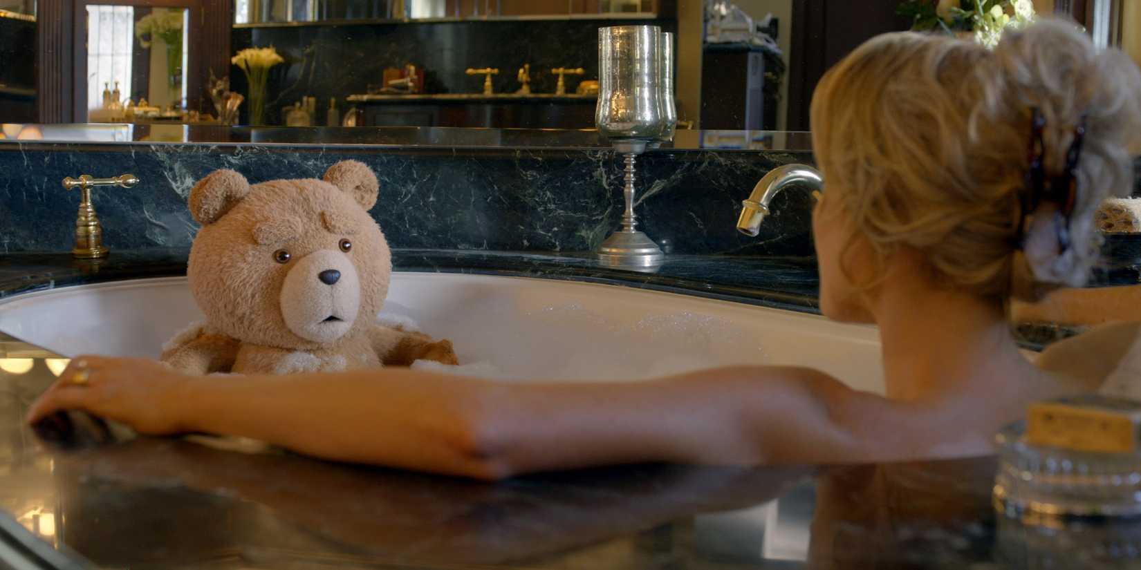 Ted na banheira com a Sra. Robichek na 2ª temporada de Ted