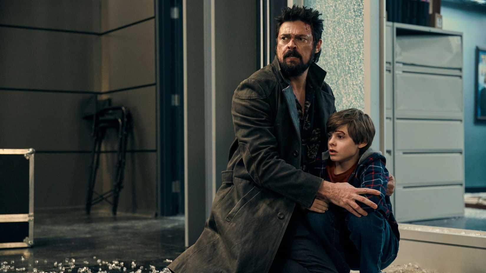 Butcher (Karl Urban) segurando Ryan (Cameron Crovetti) em The Boys.