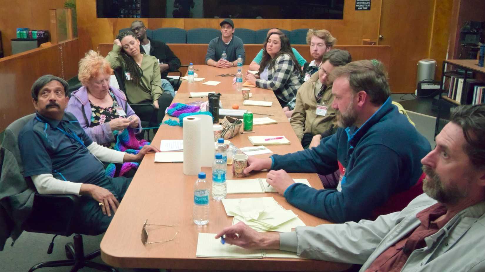 O elenco de Jury Duty reunido em torno de uma mesa em Jury Duty