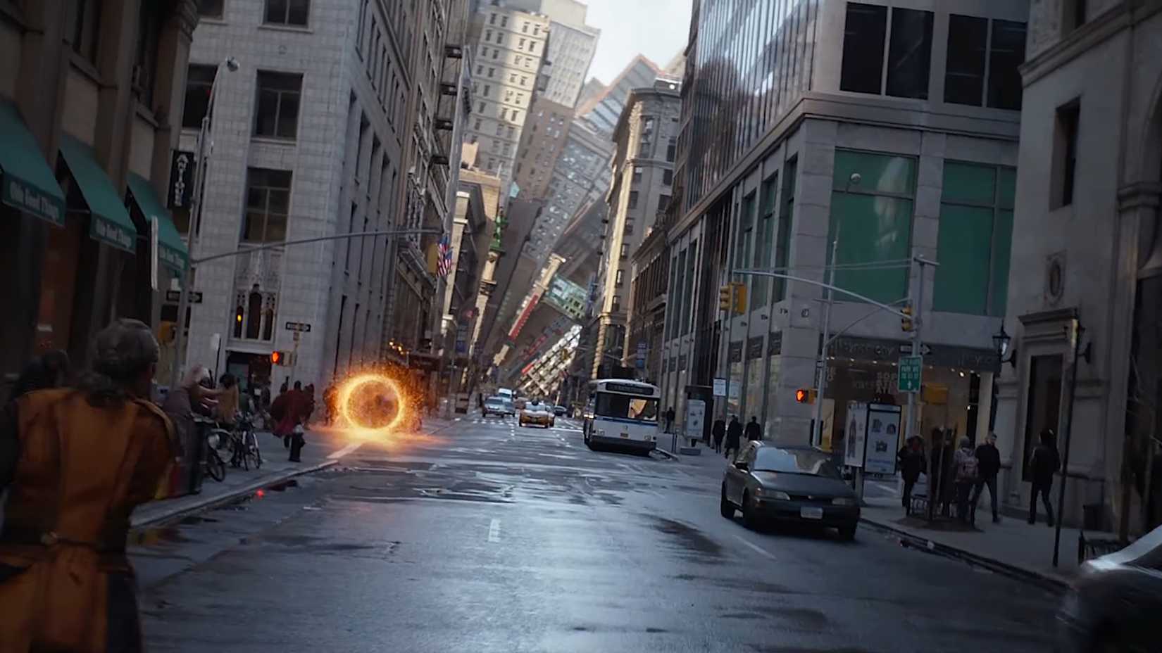 A cidade se distorce e dobra enquanto Doutor Estranho corre para um portal em Doutor Estranho.