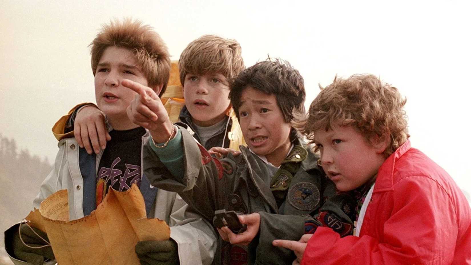 Os Goonies com seu mapa do tesouro