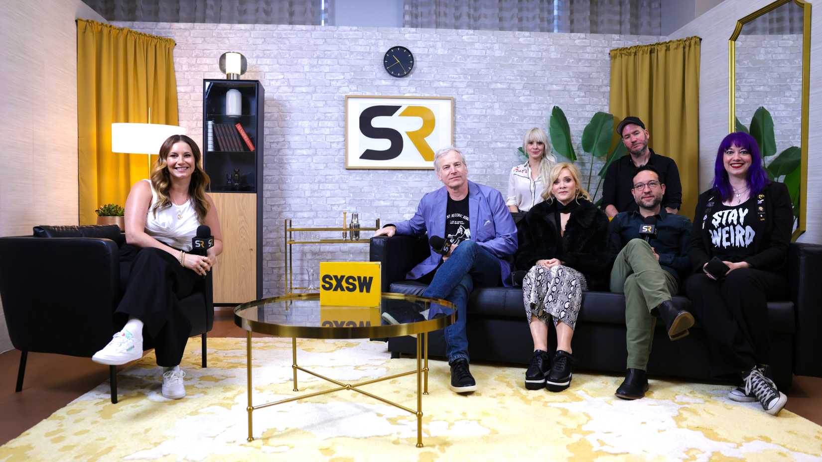 Elenco e diretores de Grind com Ash Crossan na suíte de mídia da ScreenRant na SXSW.