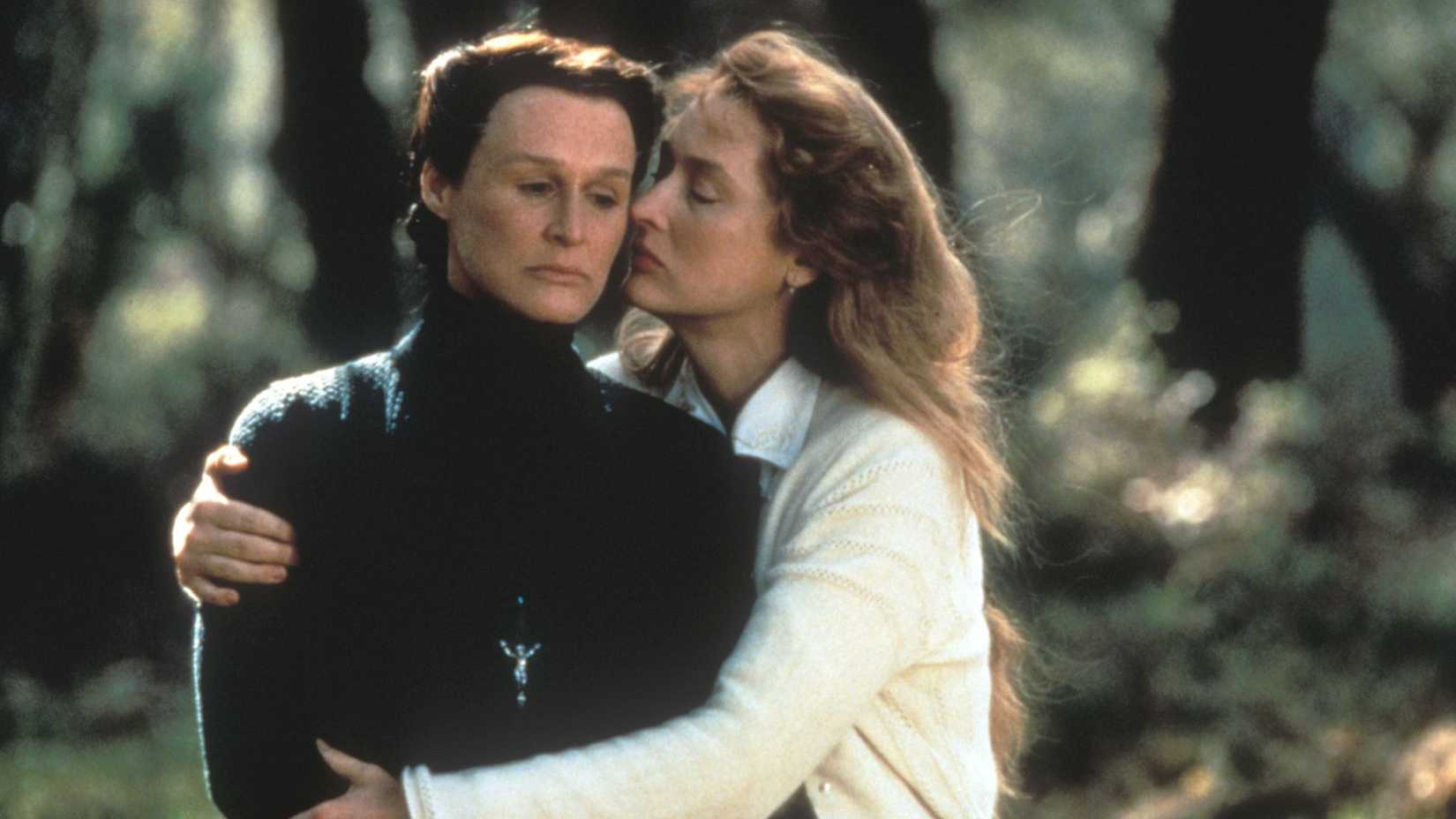 Clara (Meryl Streep) abraçando Férula (Glenn Close) em A Casa dos Espíritos.