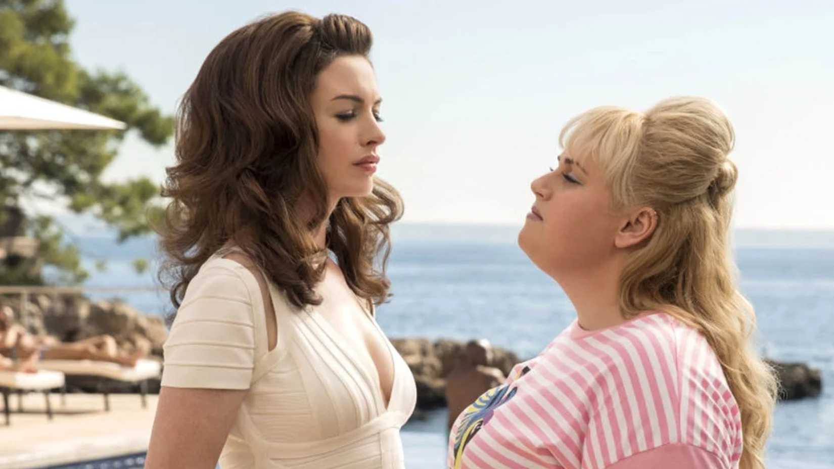 Anne Hathaway e Rebel Wilson em The Hustle