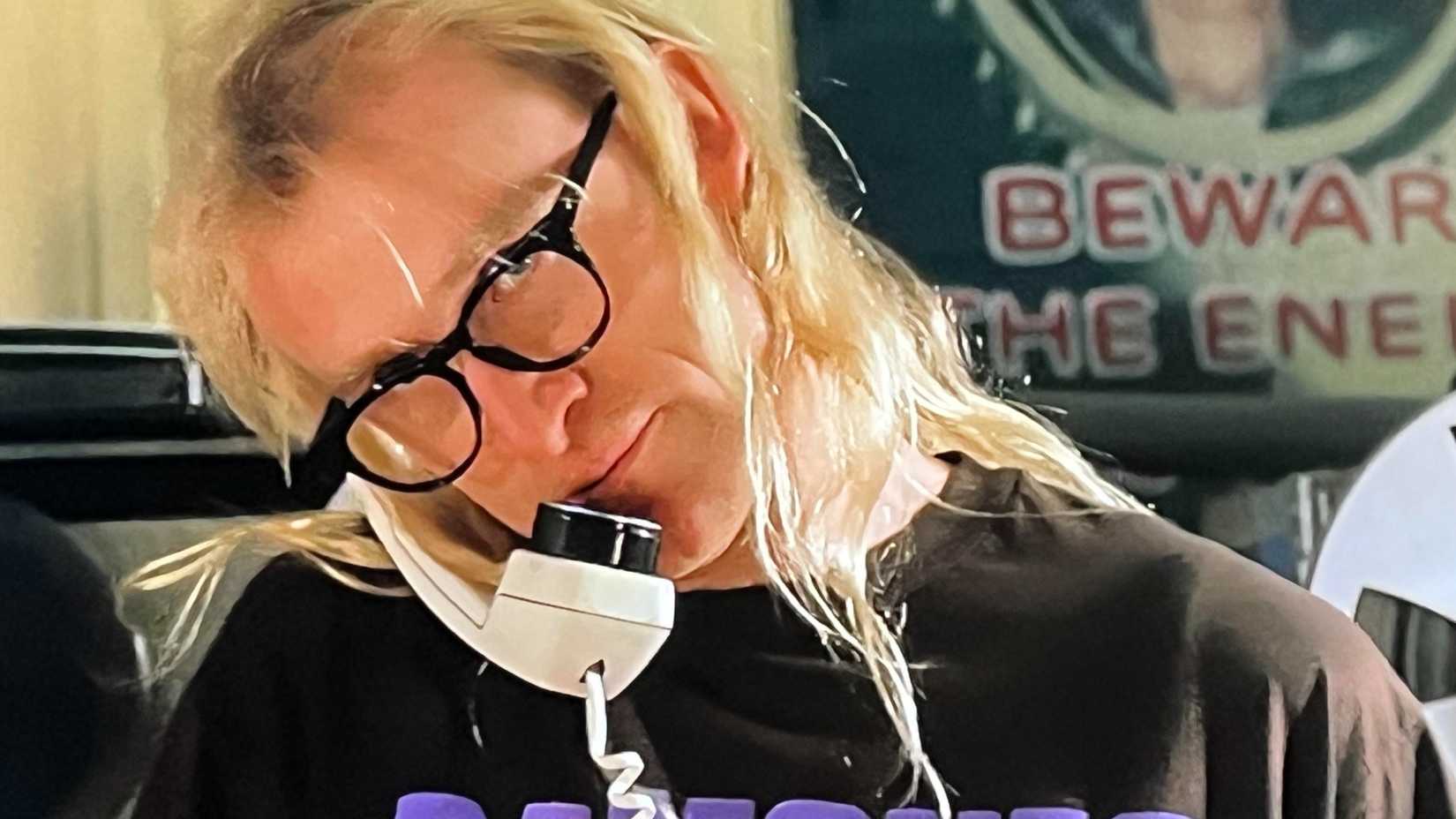 Dean Haglund ao Telefone em The Lone Gunmen