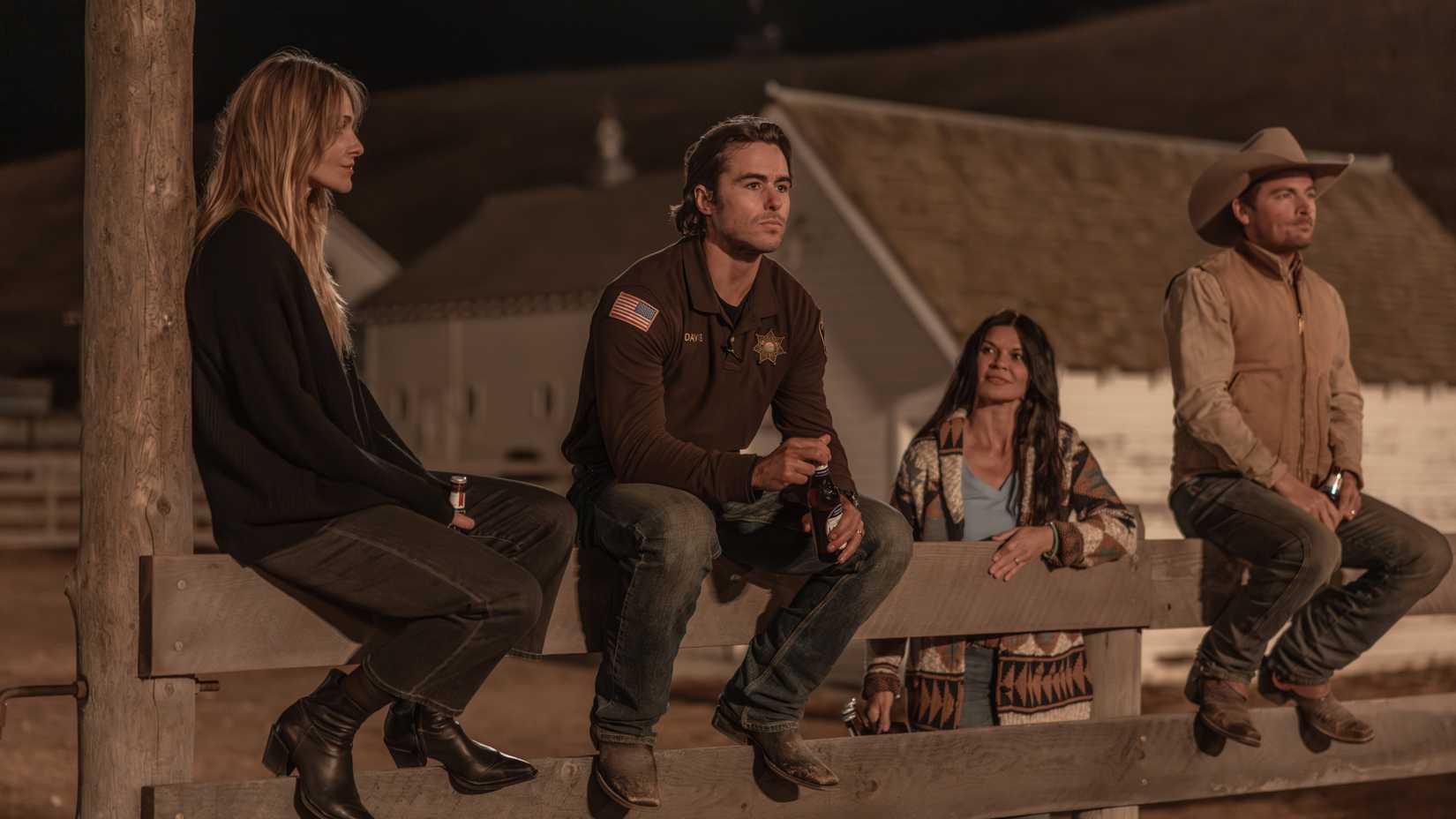 Grupo de pessoas sentadas em uma cerca em The Madison