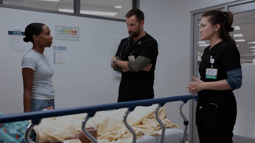 The Pitt: Chantal, irmã de Jude, conversa com Robby e Santos sobre o acidente com fogos de artifício.