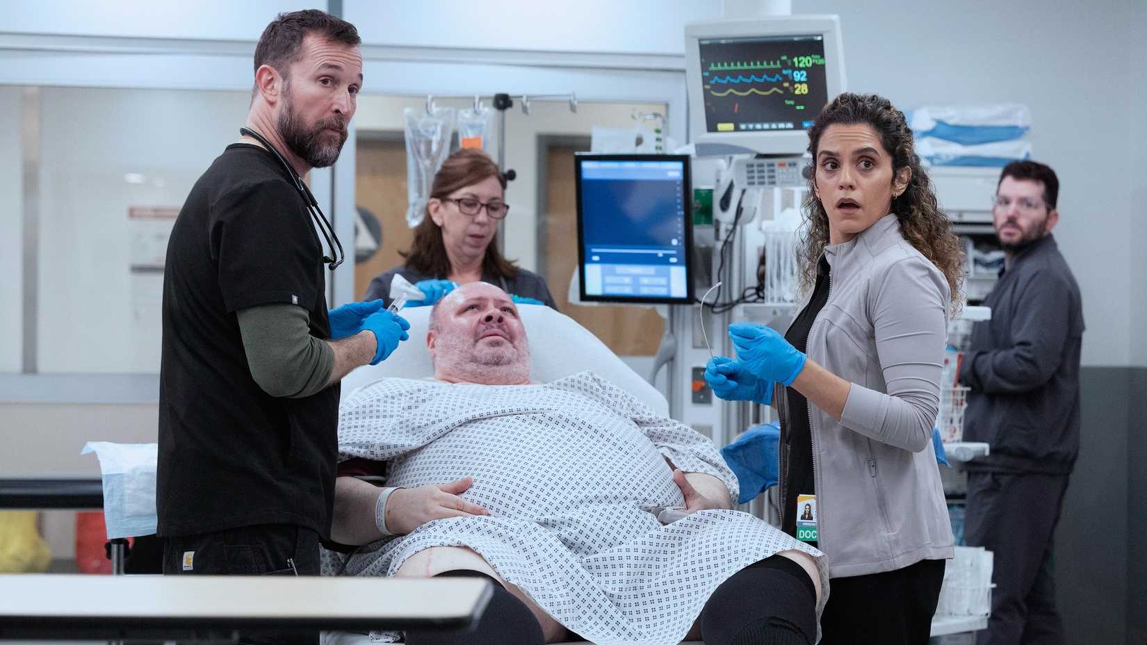 Dr. Robby e Dr. Al Hashimi com um paciente em The Pitt