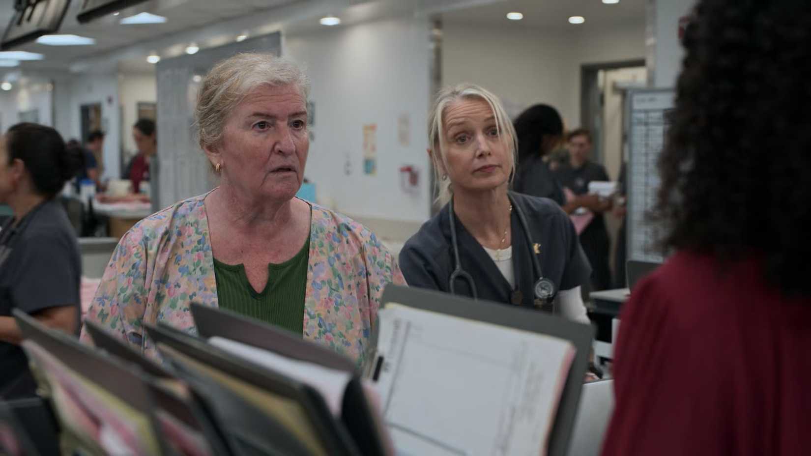 Monica e Dana atrás da mesa em The Pitt