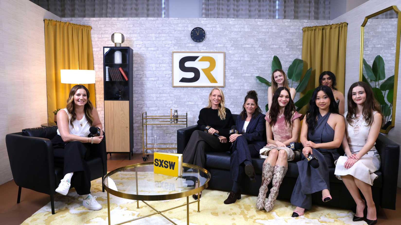 O diretor e elenco de Pretty Lethal com Ash Crossan na suíte da mídia SXSW da ScreenRant