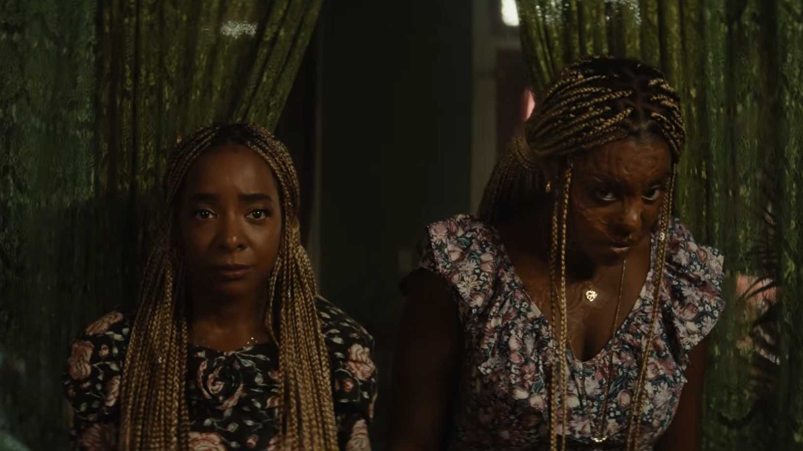 A Bruta (Kara Young) ao lado da Quieta (Mallori Johnson) em Is God Is