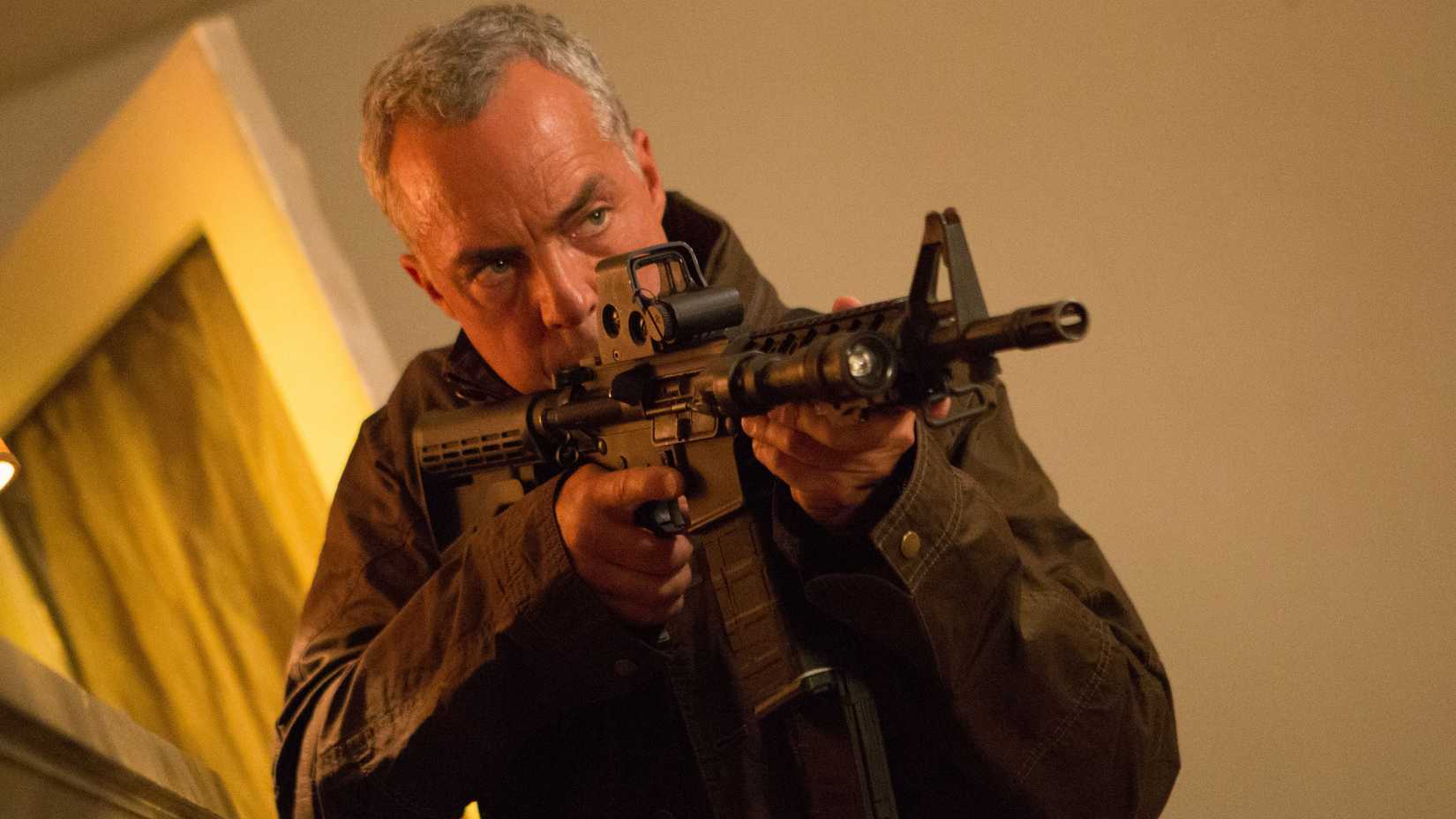 Titus Welliver como Harry Bosch em cena de ação.