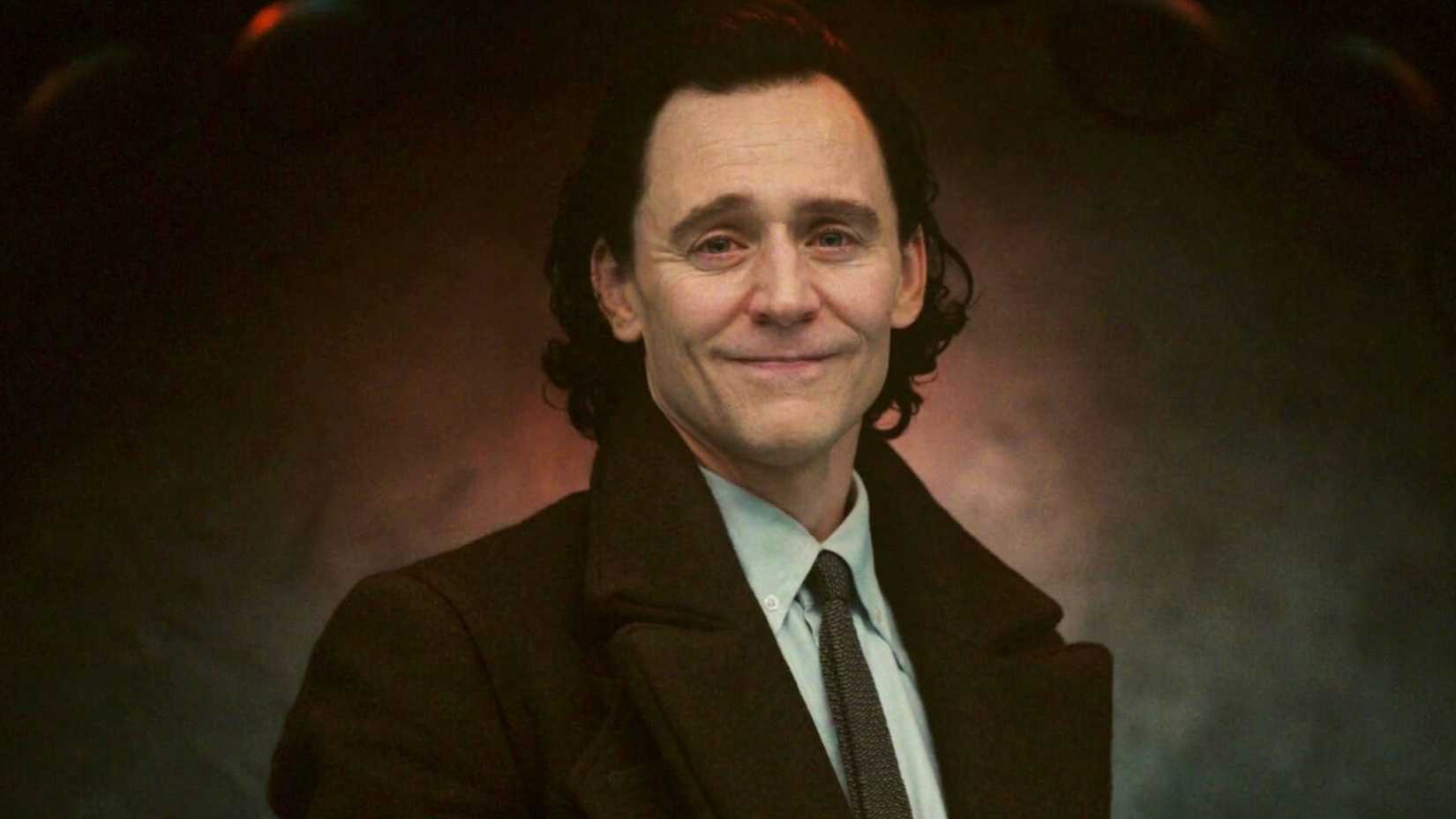 Tom Hiddleston sorrindo em Loki temporada 2