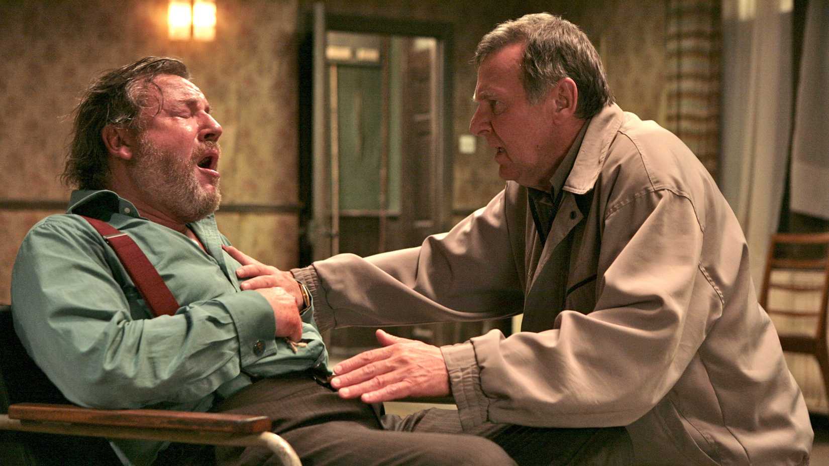 Tom Wilkinson attends to Ray Winstone in 44 Inch Chest