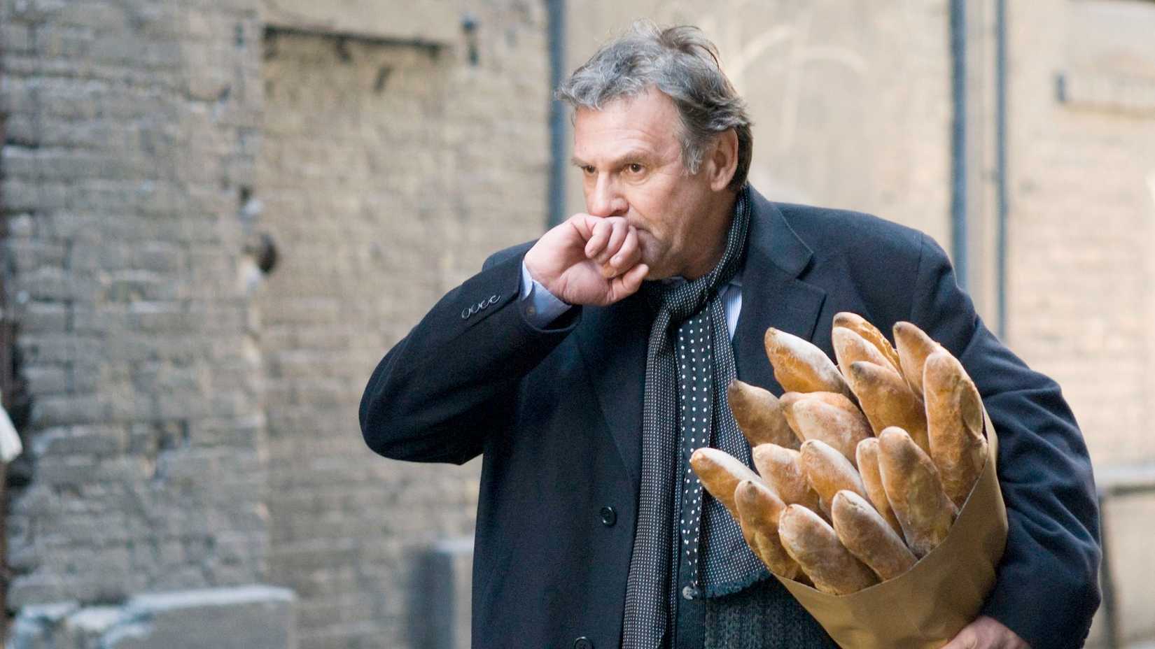 Tom Wilkinson carrying bagettes in Michael Clayton
