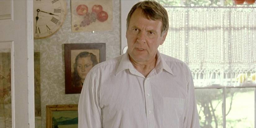 Tom wilkinson in a kitchen in In The Bedroom