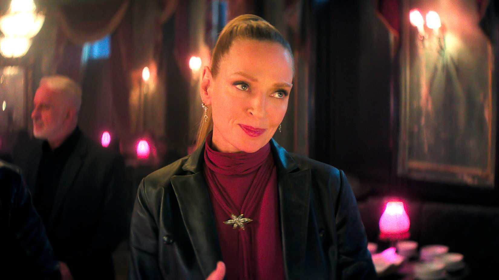 Devora (Uma Thurman) sorrindo docemente para alguém em Pretty Lethal