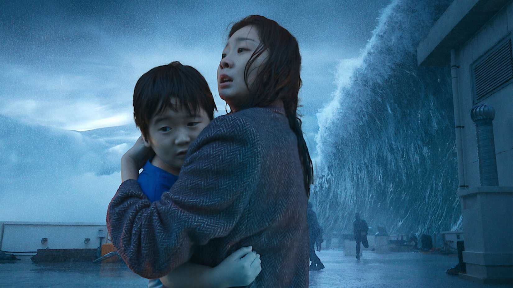 Kim Da-mi and Kwon Eun-seong in The Great Flood