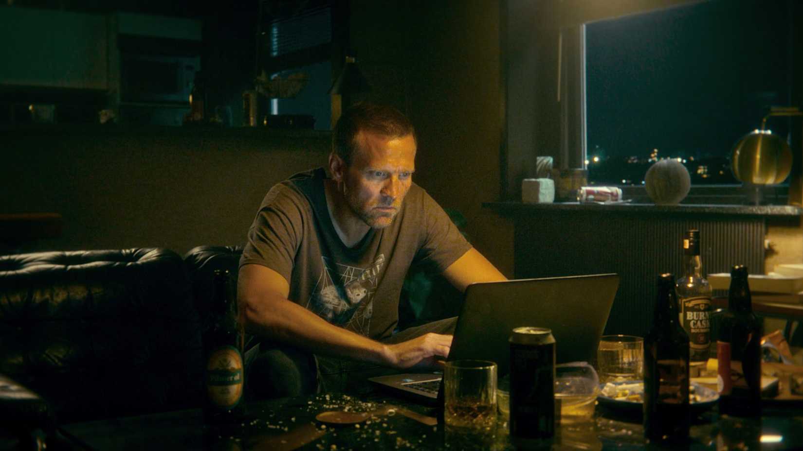 Harry Hole investigando em um laptop em Jo Nesbø's Detective Hole