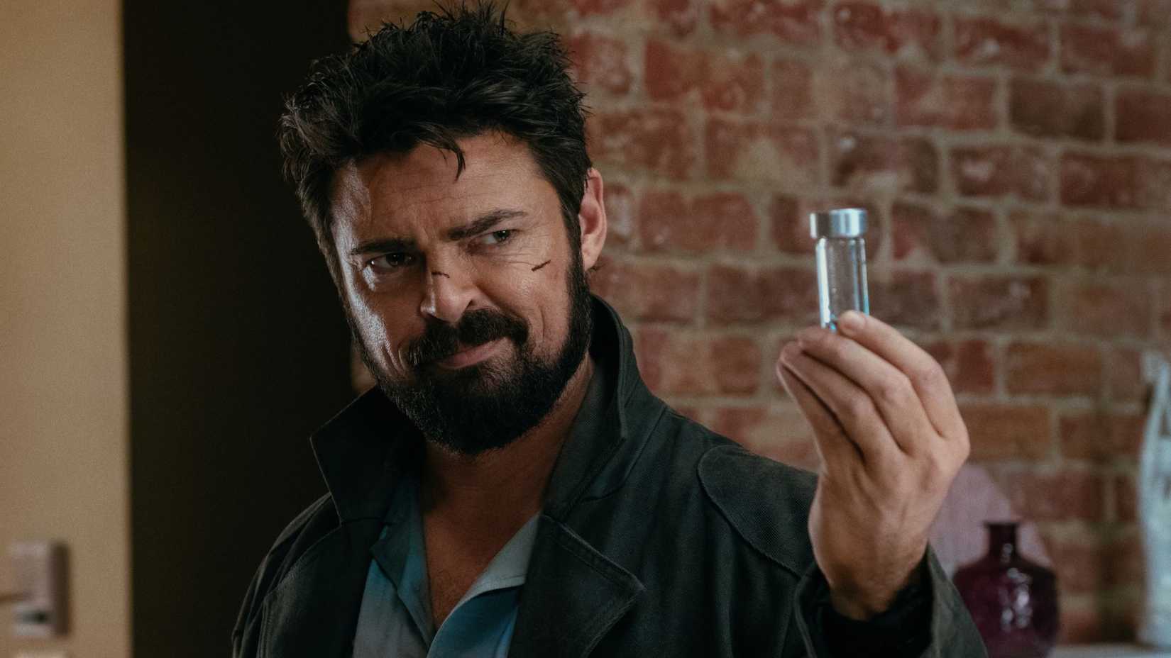 Billy Butcher olhando para um tubo de ensaio