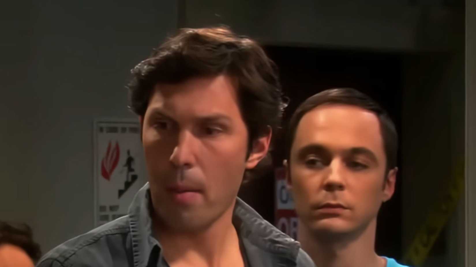 Sheldon olhando por cima do ombro de Zack