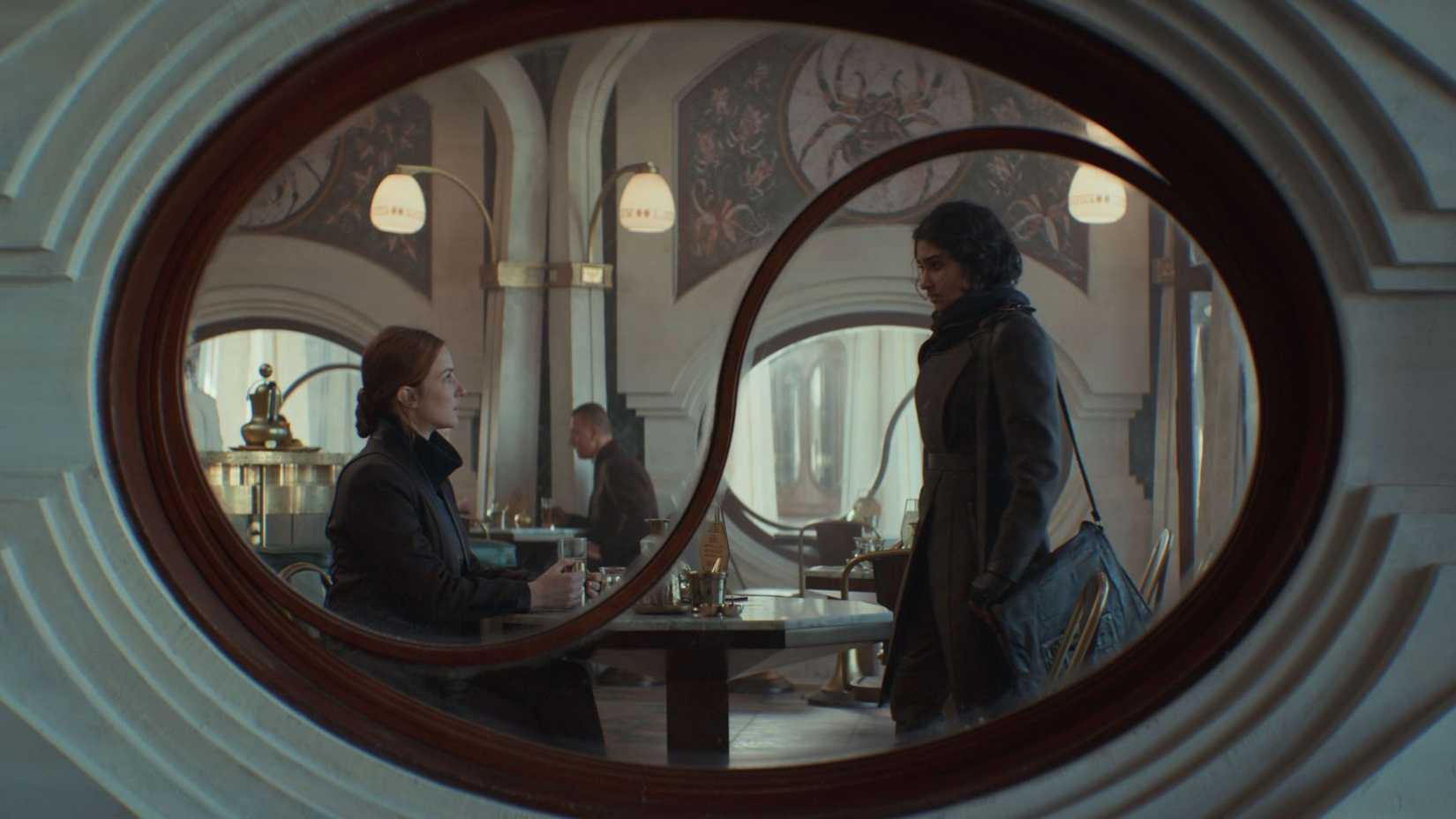 Dois personagens vistos através de uma janela em Andor