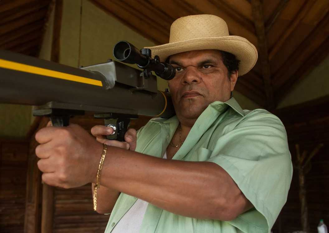 Luis Guzman pointing a gun in Narcos