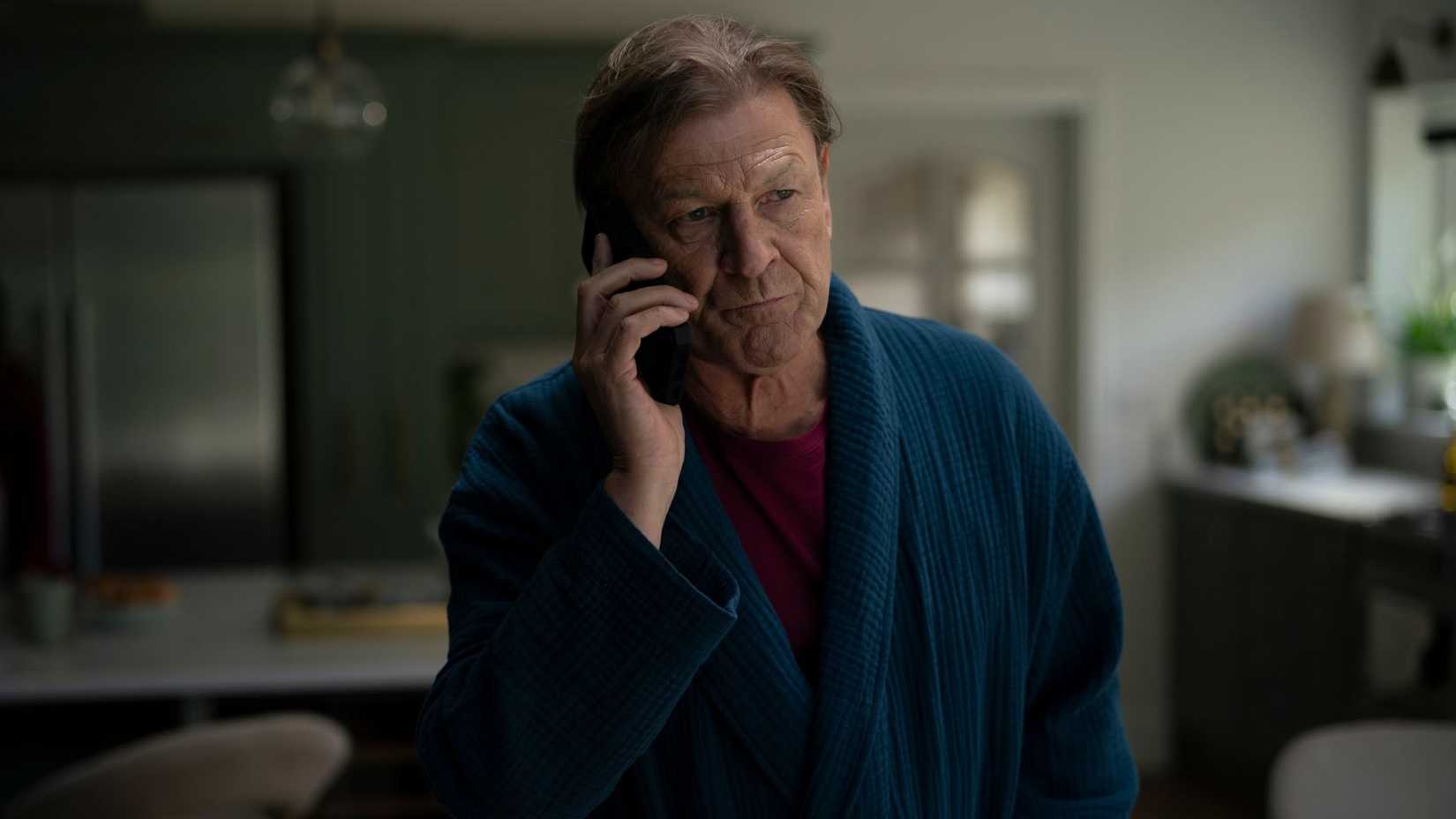 Sean Bean ao telefone em This City is Ours