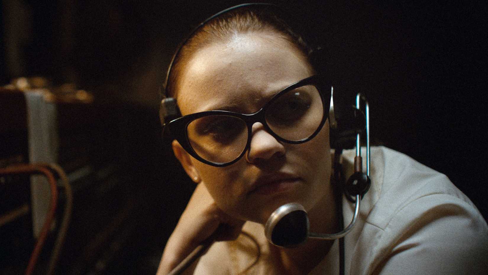 Sierra McCormick como operadora de central telefônica usando um fone de ouvido em The Vast of Night