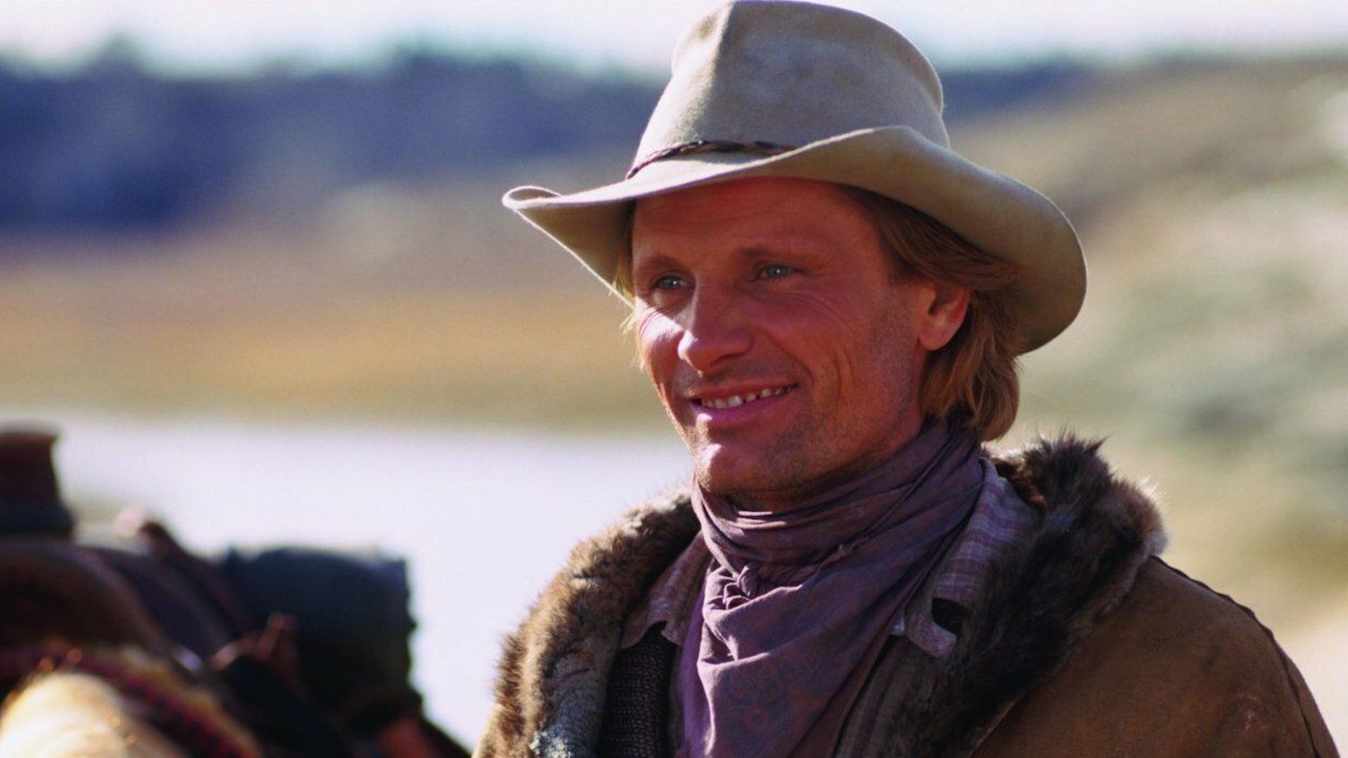 Viggo Mortensen como Frank Hopkins ao lado de seu cavalo em Hidalgo