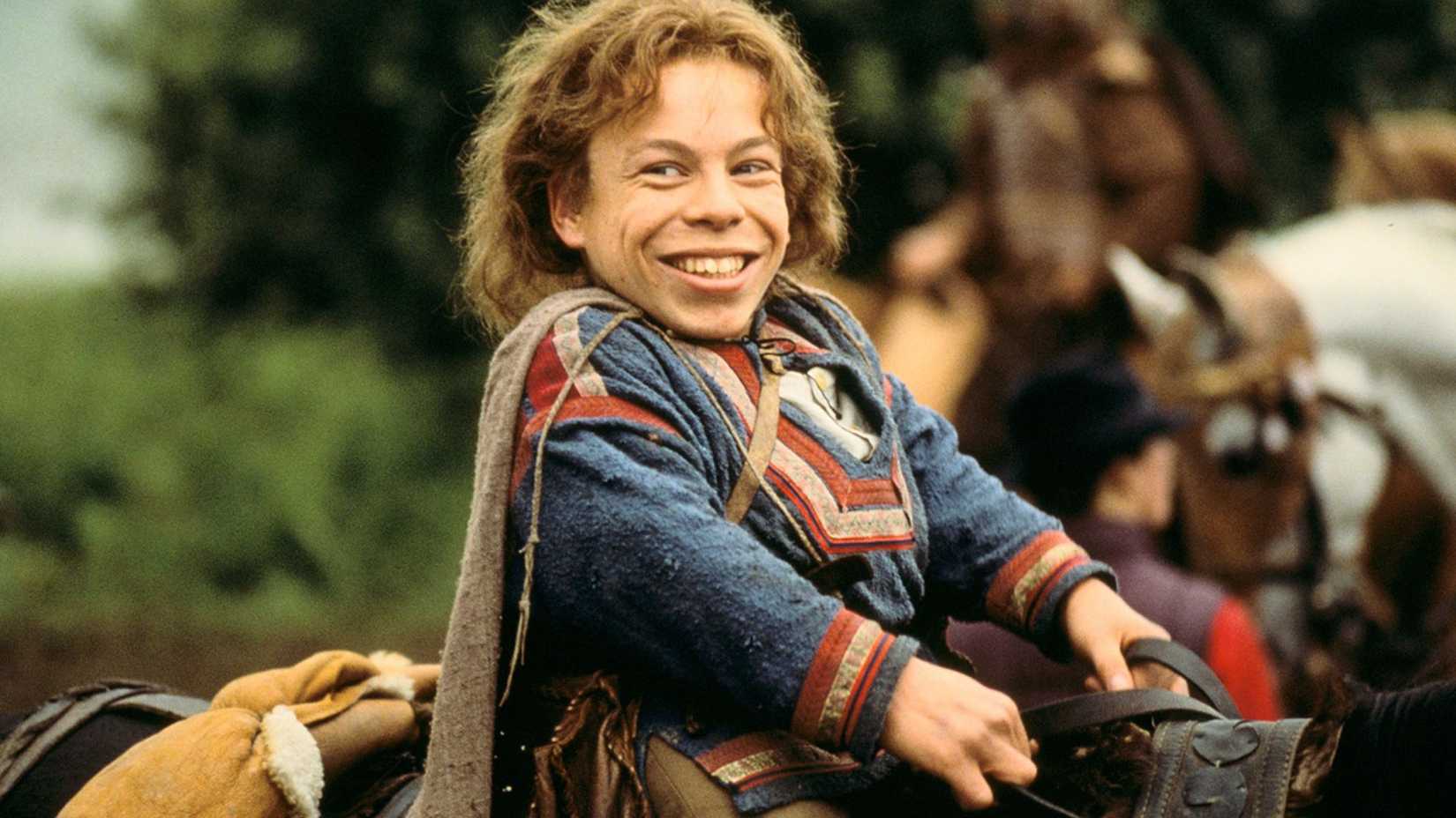 Warwick Davis como Willow Ufgood em cavalo