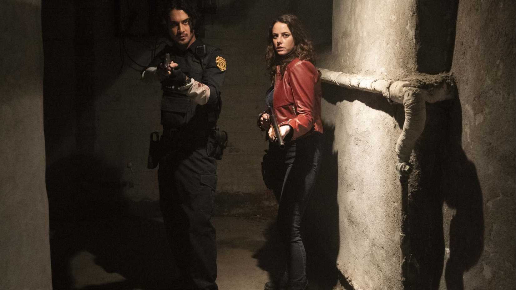 Клер і Леон йдуть по коридору в Resident Evil Ласкаво просимо в Ракун-Сіті
