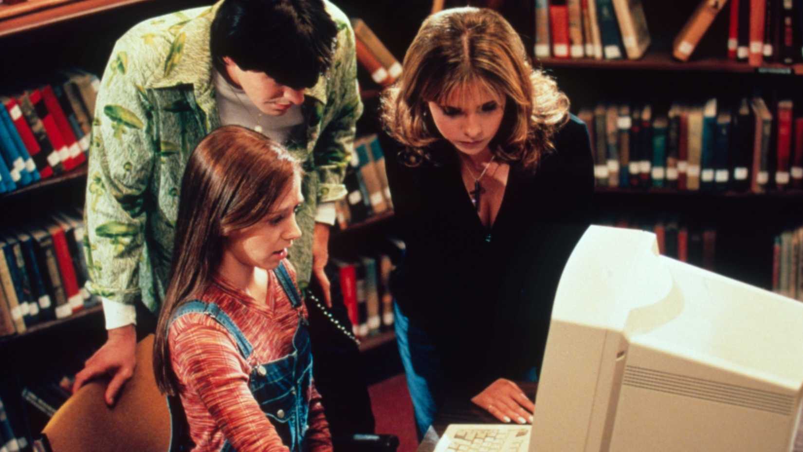 Willow, Xander e Buffy reunidos em torno de um computador na primeira temporada de Buffy, A Caça-Vampiros