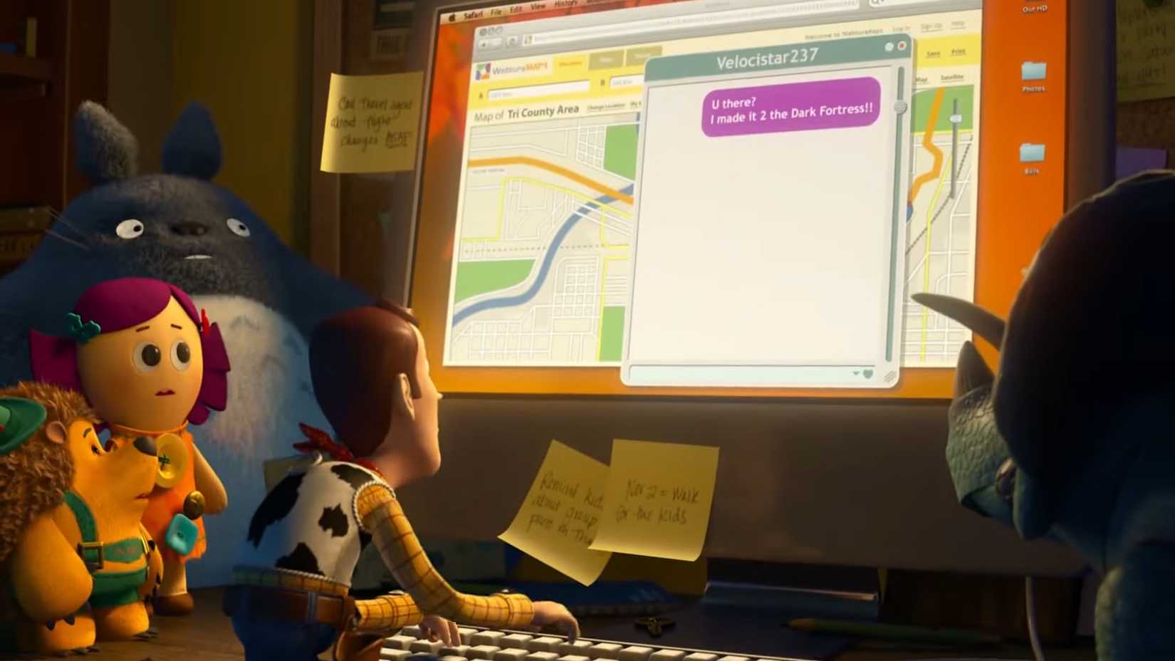 Woody cercado por brinquedos usando um laptop respondendo a uma mensagem de Velocistar237 em Toy Story 3
