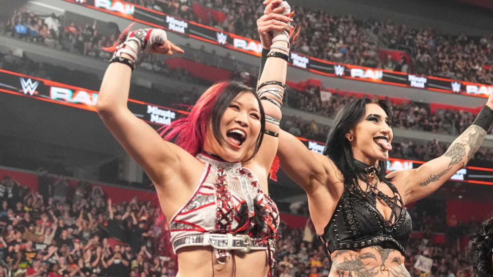 Iyo Sky e Rhea Ripley no WWE Raw