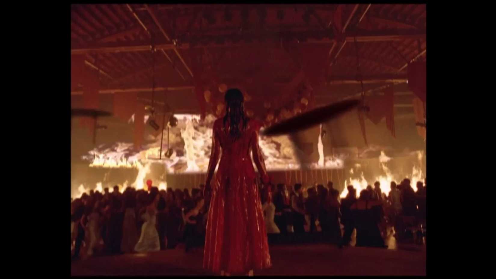 Carrie diante do prédio em chamas