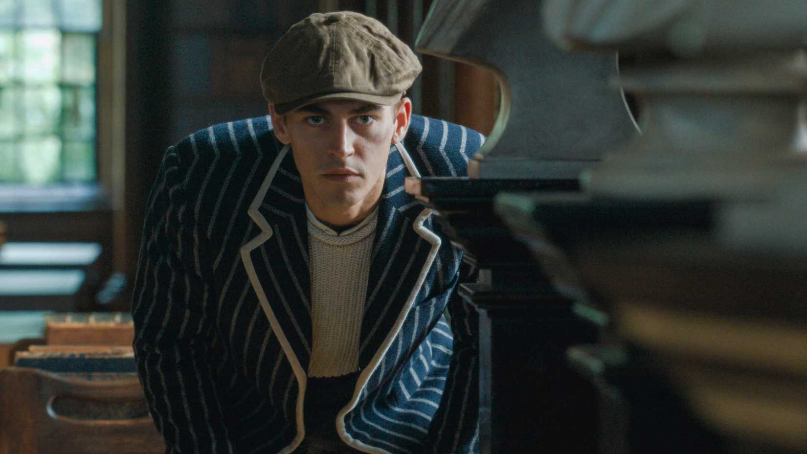 Hero Fiennes Tiffin como Sherlock Holmes jovem em Young Sherlock.