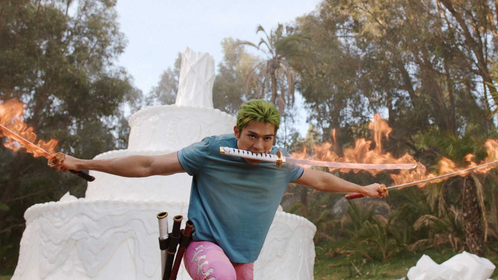 Zoro empunhando três espadas em chamas na 2ª temporada de One Piece.