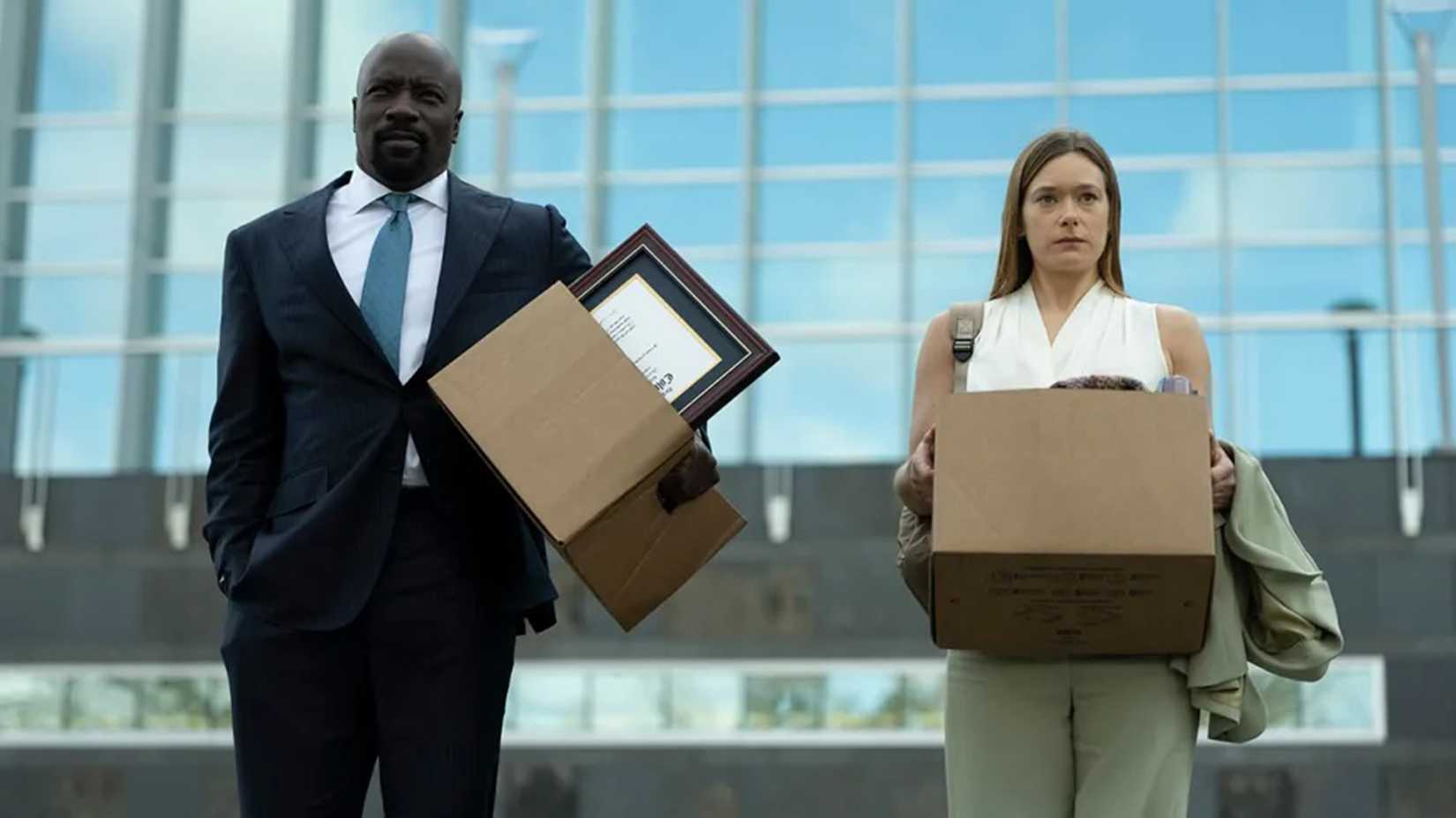 Mike Colter e Rachel Keller em cena de Cupertino